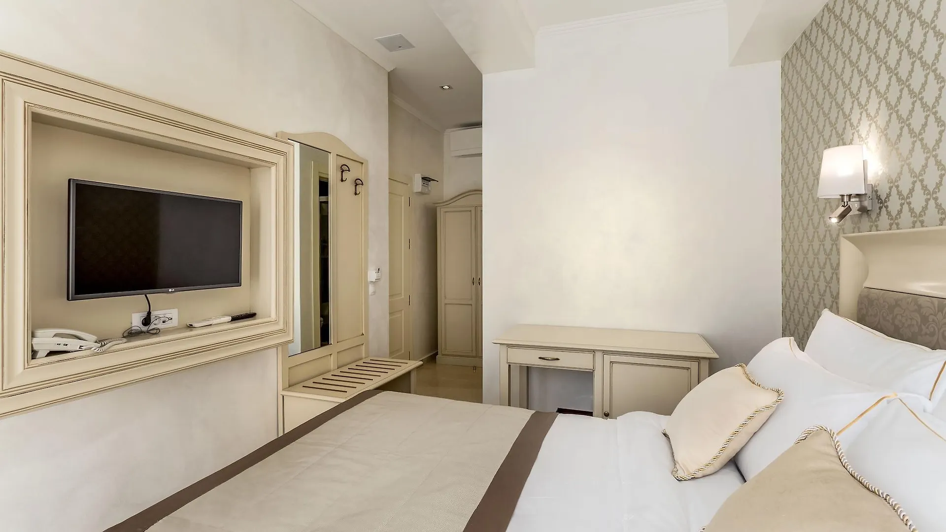 Old Town Boutique Hotel Bucureşti 4*,
